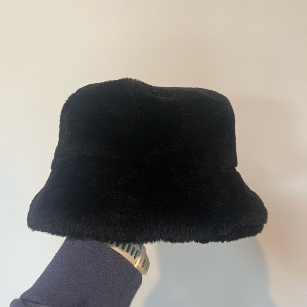 Faux fur bucket hat